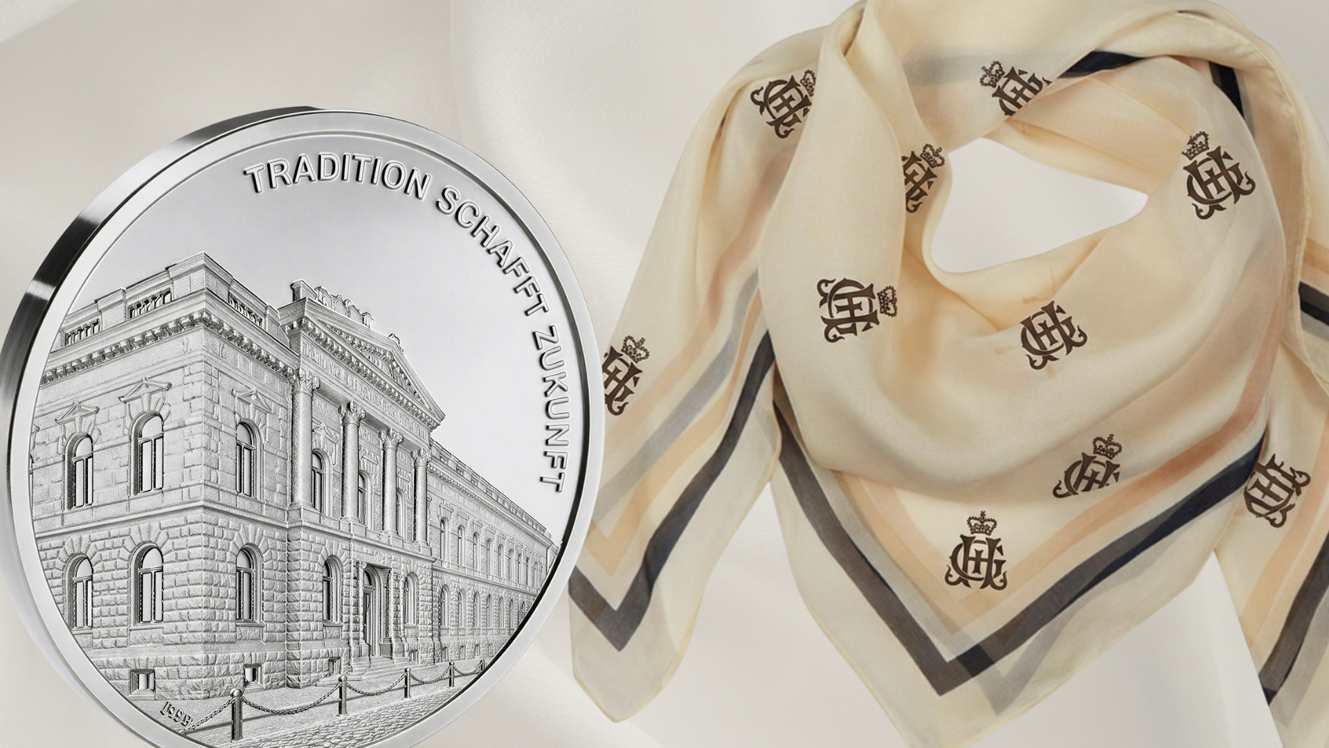 Silberne Medaille mit Motiv des Schützenhauses und feiner Seidenschal mit Monogramm
